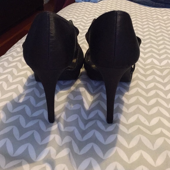 Black heels with a little bit of sparkle - Picture 2 of 3